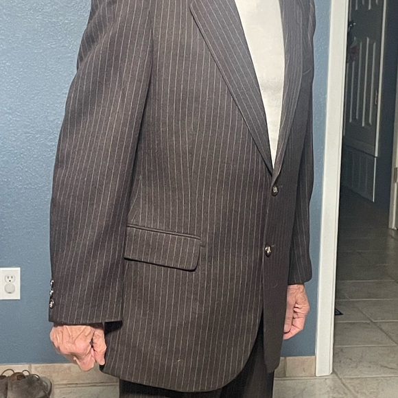 Brown with light gray pin stripes suit size 42R. FREE tie with coat - Picture 6 of 8